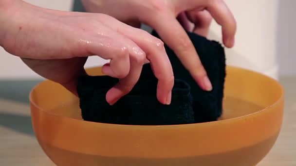 女の子の濡れタオル 水のボウルで濡れた雑巾圧縮は ウェット洗浄布 手はぼろ 家事の概念から水を絞り出す女性洗濯と雑巾を絞る — ストック動画