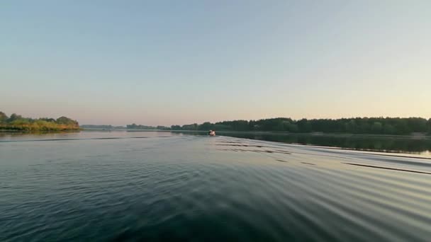 Utsikt Från Båten Hastighet Motorbåt Sjön Mans Resande Med Båt — Stockvideo