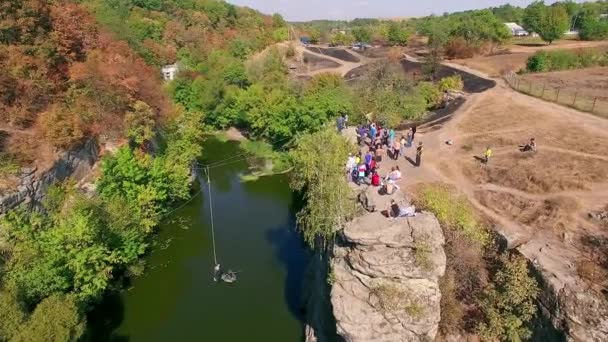 Personer Bungee Över Canyon Flygfoto Över Höstens Canyon Mountain River — Stockvideo