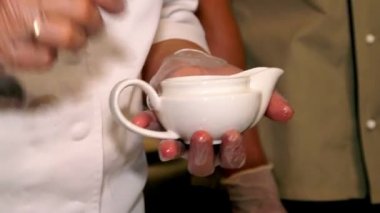 Somon hazırlama, somon, Japon gurme Asya Deniz ürünleri Restoran yiyecek şef hazırlanıyor suşi Somon Balık hizmet veren aşçı,