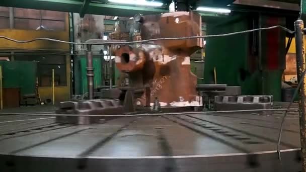 Huge Lathe Closeup Large Spindle Lathe Rotating Industrial Plant Shooting — Stock Video