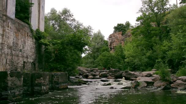 Vattenkvarn Floden Gammal Weathered Trä Vatten Kvarnbyggnaden Gammaldags Kvarn Flod — Stockvideo
