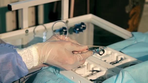 Εργαλεία Λέιζερ Διόρθωση Όρασης Ιατρικά Εργαλεία Στο Τραπέζι Γιατρός Προετοιμασία — Αρχείο Βίντεο