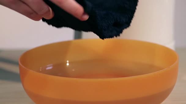 Meisje Bevochtiging Van Een Handdoek Kom Met Water Natte Lap — Stockvideo