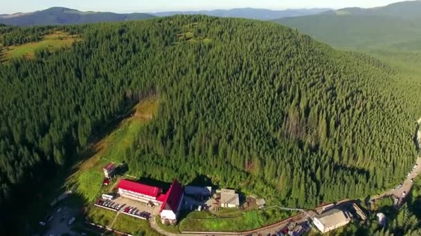 Flygfoto Över Vandrarhem Bergen Flygfoto Över Skogsbevuxna Berg Underbar Flygning — Stockvideo