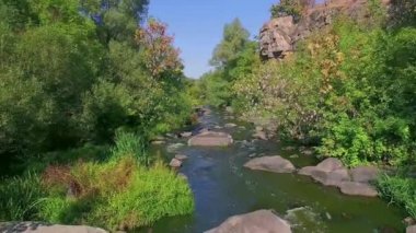 dağ nehir buky kanyonda sonbahar nehir içinde sonbahar, büyük taşlar, şelale büyük taşlarla sonbahar renkleri üzerinde uçan Kanyon,