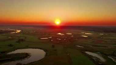 Sunrise gündoğumu nehir, göller üzerinde gündoğumu mistik göl üzerinde güneş, sis, gündoğumu, sabah sis Nehri üzerinde sunrise gölde su üzerinde sinek nehirde havadan görünümü ile gündoğumu havadan görünümü üzerinde havadan görünümü üzerinde sel meadows, havadan görünümü