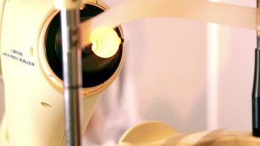 göz testi, tıbbi Biyomikroskop aygıt lazer Parlatıcı göz, phoropter göz hastalıkları kliniği kadın hastaya inceleyerek Optometrist içinde
