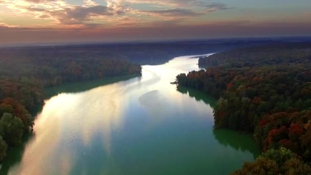 Vuelo Sobre Lago Otoño Pueblo Vuelo Paisaje Aéreo Naturaleza Otoño — Vídeos de Stock