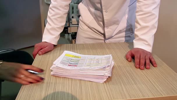 Doctor Records Diagnosis Doctor Doing Paperwork Office Doctor Medical Cards — Stock Video