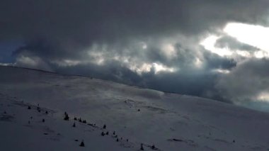 Dramatik karla kaplı dağlar, Esen meltem bir dağ üzerinde teleferik dağlarda, teleferik kötü havada dramatik bulutlar gökyüzünde