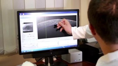 Kornea dalgası analizi, retinayı tarama, göz muayenesinde tanınmayan genç bir kadın hasta, parlak bir modern klinikteki optometriste tıbbi katılım, bir kadının Keratometre üzerindeki gözlerini kontrol etmek,