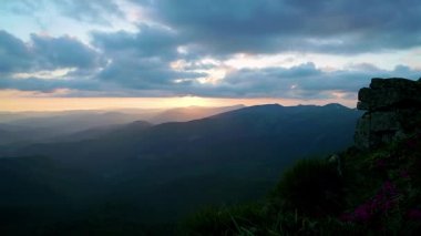 Dağlar timelapse, dağ bulutlar bir vadide - zaman atlamalı video, dağlar zaman atlamalı yaz günbatımı üzerinde günbatımında günbatımı