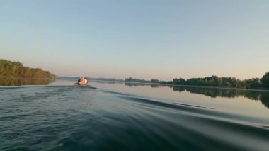 3 mens motorbot, teknenin hızı Motorbot gölde görünümünden tekne, macera yolculuğu manzara mavi gökyüzü ile güneşli yaz günü ile seyyar mans,