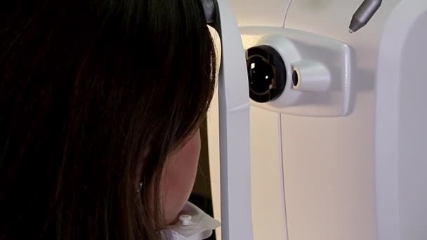 Οφθαλμολογική Εξέταση Βιομικροσκόπιο Ιατρική Συσκευή Λέιζερ Λάμπει Μέσα Στο Μάτι — Αρχείο Βίντεο
