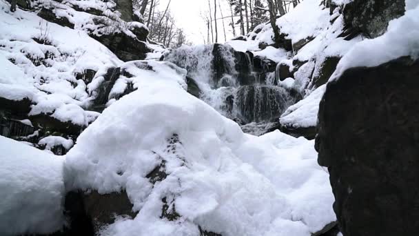 Cascade en hiver, Vidéo 4K de cascade Shipot, Cascade Shipot dans les Carpates en hiver, Cascade gelée 