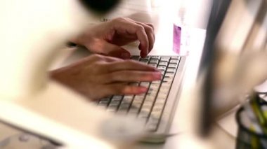 göz hastalıkları kliniğinde bilgisayarla yakın çekim tıbbi işçisi, erkek doktor klavyede yazarak bilgisayar kullanarak görünümünü kadar erkek doktor eller, klavyede yazarak kapatın 