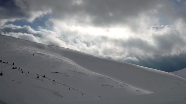 Cielo Dramático Sol Las Montañas Cubiertas Nieve Nubes Dramáticas Soplando — Vídeos de Stock