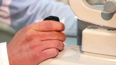 göz testi, phoropter göz hastalıkları kliniği, göz muayene testi bir profesyonel tıbbi cihazlar ekranda kadın hastaya inceleyerek Optometrist Doktor tıbbi malzeme ayarlar
