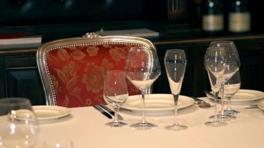 tablo bir restoranda servis edilir, tablo şarap şişeleri, ortasında bir restoranda servis tatil hazırlanması tablo için birden fazla kişiye Restoran oturaklı hizmet,