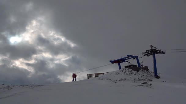 Cielo Drammatico Sulle Montagne Innevate Nuvole Drammatiche Che Soffiano Brezza — Video Stock