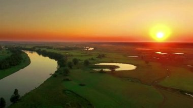 sunrise, sabah sis Nehri üzerinde üzerinde sinek nehirde hava görünümünü çok yüksek gündoğumu, sis, güneş hava Nehri üzerinde gündoğumu, mistik Nehri'nin havadan görünümü nehirde görünümünü