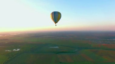 Balon hava uçuş mavi gökyüzünde, kalkış hava balonu gün batımında, yaz günbatımı, ağaçların arkasında balon balon başlangıç sinek çim sahası hava