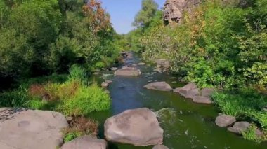 4 k hava sonbahar Kanyon, Kanyon, dağ nehir Güz, dağ nehir üzerinde uçuş kayaların arasında akan nehir sonbaharda buky Kanyon uçan Picturesque görünümü Buky Canyon, Cherkasy Bölgesi, Ukrayna
