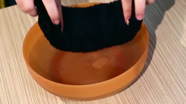 Meisje Bevochtiging Van Een Handdoek Kom Met Water Natte Lap — Stockvideo