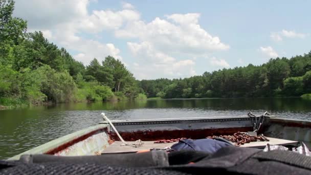 速度モーター ボートの湖で ボートからの眺めマン冒険の旅風景と青い空の晴れた夏の日に船で旅行 — ストック動画