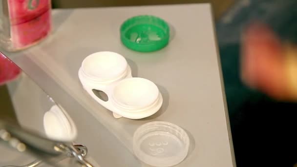 La fille sort les lentilles de contact, Lentille de contact sur le doigt de la jeune femme, Jeune femme tenant la lentille de contact sur le doigt, fille insère des lentilles 