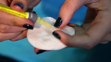 Merhem peçeteye kız sıkıyor göz merhem bir peçeteye bir tüp, göz kapağı pamuk bez üzerinde merhem ile tedavisinde mite demodex savaşmak için bir merhem dışarı sıkma