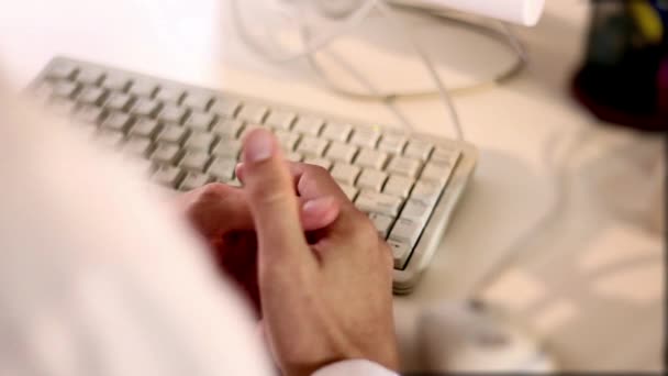 关闭男医生的手在键盘上打字 关闭使用计算机工作的医务人员的视线 男性医生在键盘上打字 — 图库视频影像