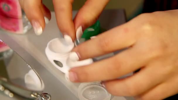 Het Meisje Haalt Contactlenzen Contact Lens Vinger Van Een Jonge — Stockvideo