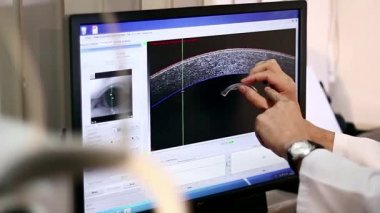 kornea wavefront analizi, tarama retina, göz muayene tanınmaz halde genç bayan hasta, bir Keratometer bir kadının gözünde kontrol optometrist bir parlak modern kliniğinde tıbbi katılım