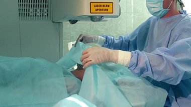 Oftalmik ameliyathane, excimer lazer ameliyathanede, Oda göz ameliyatı, göz doktoru ameliyathanede modern elektronik cihazlar ile doktor
