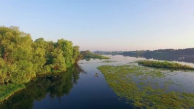 sabah nehir, nehir ve 4 k Adaları hava görünümünü, orman ve nehir, nehir havadan görünümü üzerinde sinek gündoğumu, mistik nehir ve tepeler havadan görünümü