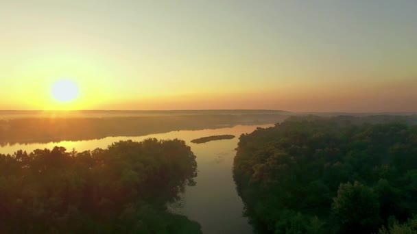 Oranje Zonsopgang Rivier Luchtfoto Van Ochtendmist Bij Zonsopgang Oranje Stralen — Stockvideo