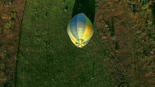 Opstijgen Luchtballon Bij Zonsondergang Lucht Ballonnen Start Vliegen Uit Grasveld — Stockvideo