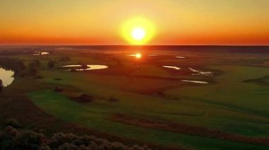 sunrise, sabah sis Nehri üzerinde üzerinde sinek nehirde hava görünümünü çok yüksek gündoğumu, sis, güneş hava Nehri üzerinde gündoğumu, mistik Nehri'nin havadan görünümü nehirde görünümünü