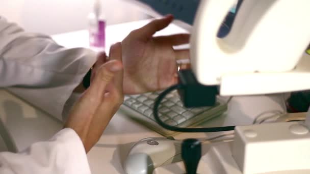 Nahaufnahme Von Männlichen Arzthänden Die Auf Der Tastatur Tippen Nahaufnahme — Stockvideo