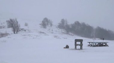 Kötü hava, karla kaplı köy dağlarda kışın dağlarda köyde