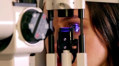 göz testi, tıbbi Biyomikroskop aygıt lazer Parlatıcı göz, phoropter göz hastalıkları kliniği kadın hastaya inceleyerek Optometrist içinde