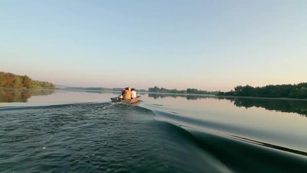 メンズ モーター ボート ボート 湖の上速度モーター ボートからの眺めマン冒険の旅風景と青い空の晴れた夏の日に船で旅行 — ストック動画