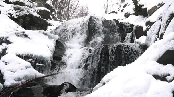 Cascata Inverno Rallentatore Cascata Shipot Cascata Shipot Nei Carpazi Inverno — Video Stock