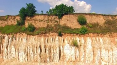 Hava eski tebeşir taş ocağı, alan nereye havadan görünümü, kumtaşı görünümünden ağaçların tepesine taş ocağından taş çıkarma kum ocağı üzerinde hava görünümünü kayalar görünümüdür, taş ocağı uç