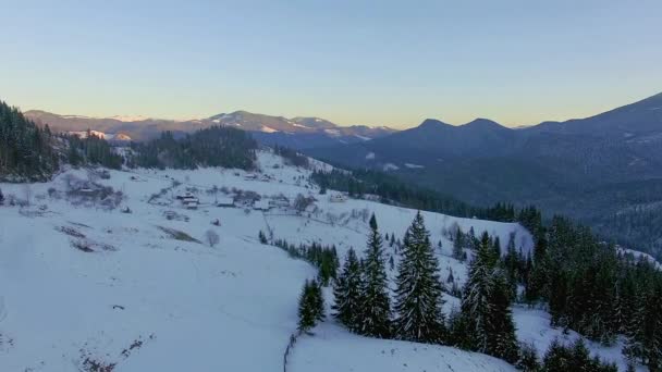 冬カルパティア山脈 朝の冬の山の空中写真冬山の日の出の空撮冬カルパティア山脈の日の出の空撮 — ストック動画
