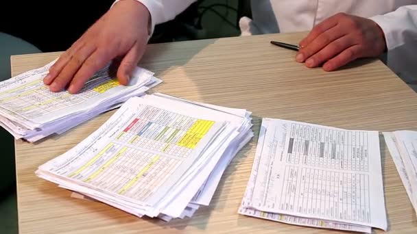 Arzt Erledigt Papierkram Büro Arzt Und Krankenversicherungskarten Arzt Schreibt Rezept — Stockvideo