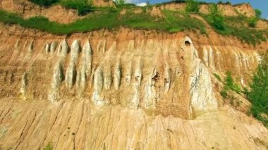Hava eski tebeşir taş ocağı, alan nereye havadan görünümü, kumtaşı görünümünden ağaçların tepesine taş ocağından taş çıkarma kum ocağı üzerinde hava görünümünü kayalar görünümüdür, taş ocağı uç