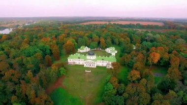 Sunrise, gündoğumu, Manor göl kıyısı Güz, manor house göl kenarında sonbahar ormandaki hava görünümünü Kachanovo köşkünü hava görünümünü Sonbahar Park Manor